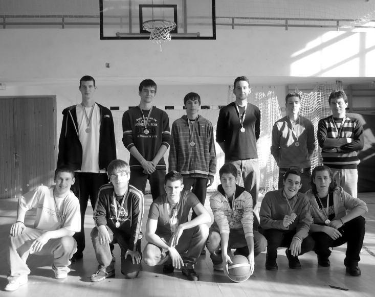 Az országos döntőbe jutott kosárlabdacsapatunk az edzővel 3. helyezett: simon kata luca 10.