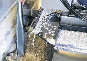 Rozsdamentes acél kivitelben is kapható, melynek HEPA szűrője és szemétgyűjtő tartálya