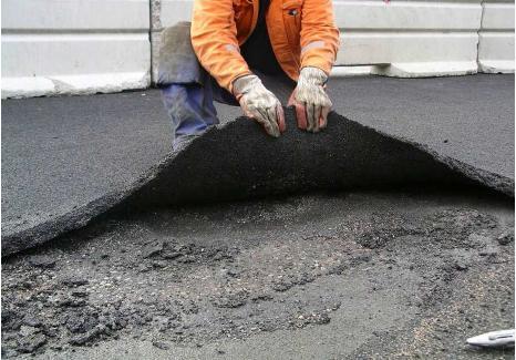 100. ábra: A rétegek tapadásának hiánya Spanyolországban a COLLOSA nevű cég együttműködésben a CEDEX-szel és a CIDAUT Alapítvánnyal zajszint mérést végzett Valladolid néhány forgalmasabb utcáján a