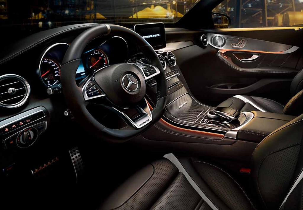Izmos felépítés. Kényelmes kivitel. Az autósport inspirálta a Mercedes-AMG GLC 63 S 4MATIC+ belső terét is.