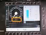 Ez a digitális vezetőállás jelző a TRAXX-tipusú vontatójárművön olyan helyen van elhelyezve, hogy az azon szereplő jelzés a mozdonyvezető felé könnyen felismerhető, azonosítható legyen, s ezáltal a
