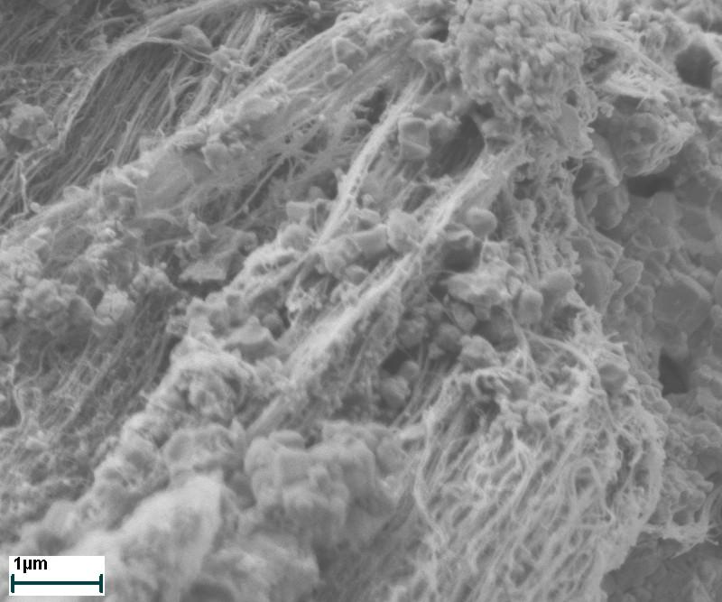 Ilyen geometriánál a bevitt nanocsı állomány jelentıs hányada nem vesz részt az elektromos vezetésben, sokkal nagyobb ellenállást fogunk mérni, mint amekkora lehetne adott karbon tartalom mellett.