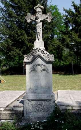 Két síremlék a Karátson-Pokomándy-Kempf család sírkertjét alkotja. A sírkert bal sarkán áll az 1890.