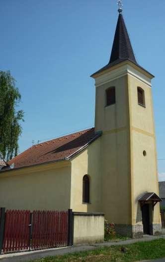 A templom előtt 1934-ben állíttattak homokkőből készült templomkeresztet, mely ma is a templommal közösen nyújt esztétikai értéket a település számára.