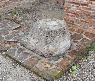 13. A templom nyugati részén talált, erősen lepusztult oszloplábazat és templom leégése indokolta, amit több a románkori kőfaragványon megfigyelhető erős átégés igazol.