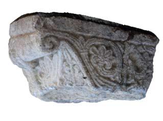 Egy másik hasonló méretű, és hasonlóan lepusztult oszloplábazat is előkerült, amit egy lefelé fordított római sírkőből faragtak át.