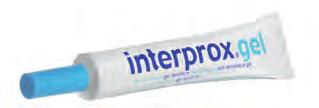 495 programunkban Interprox gél (Dentaid) Cetilpiridinium-klorid (0,3%), cink-laktát (0,14%) és nátrium-fluorid (1.450 ppm) tartalmú interdentális gél.