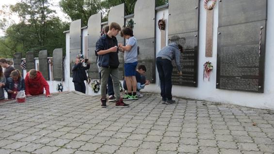 Polenát szomorúan és szomjasan elhagyva Szolyvának vettük az irányt, a