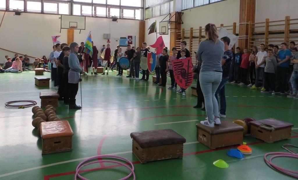 tanító nénik) műsorát és táncát nézhették meg, a