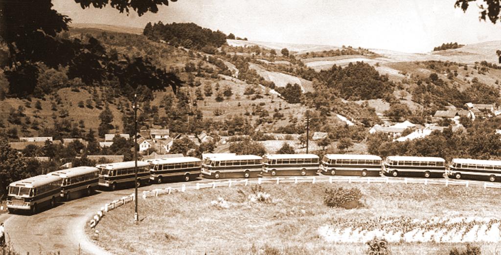 2016. április 7 A világháború befejezését követően a MÁVAUT Pécsi Kirendeltsége, később Főnöksége 1946-ban két gépkocsival kezdte meg az utasok szállítását Pécs és Kaposvár, illetve Pécs és Komló