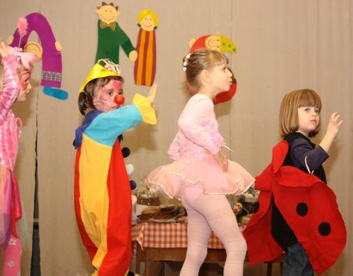 A gyermekek egyéni jelmezbe öltöznek. Mindkét óvodai csoport külön készül kis műsorral, amit jelmezes felvonulás követ. Később a szülők, gyermekek, óvodai dolgozók közös táncot ropnak.