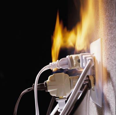 Elektromos jelenségek által okozott tüzek Az alumínium vezetékek a tűzben leolvadnak, gyakorlatilag nem vizsgálhatóak A rézvezetékkel szerelt hálózatok esetén lehet következtetni a tűz keletkezésének