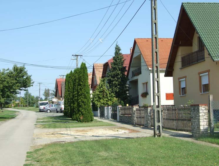 Ugyanakkor sok jellemzője, például telepítés, beépítés, szintszám, stb., szempontjából a falusi telepítéshez hasonló, a falu összképét nem rontja.