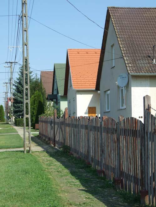 KERTVÁROSI BEÉPÍTÉS KERTVÁROSI BEÉPÍTÉS Telepítés A településrészen a főépületek jellemzően 3-5 m-es előkerttel, oldalhatáron álló módon kerültek kialakításra.