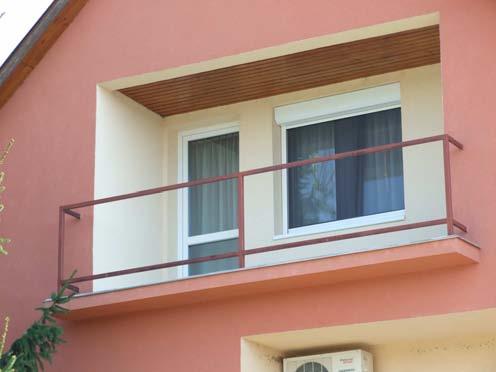 A karaktert változatos anyagú és típusú ablak és