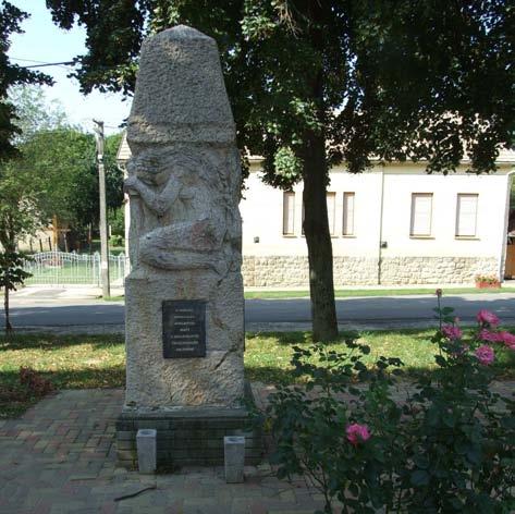 Kedvező a városokhoz való közelsége, hiszen Nagymányok 10 km-re, Bonyhád 18 km-re, Szekszárd 40 km-re, Komló 28 km-re és Pécs 43 km-re található.