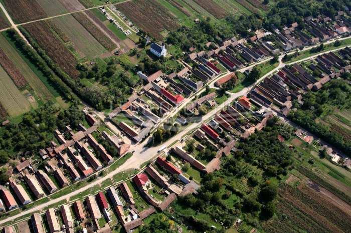A község infrastrukturálisan fejlett, vezetékes ivóvízzel, vezetékes gázzal, telefonhálózattal és szennyvízhálózattal rendelkezik.