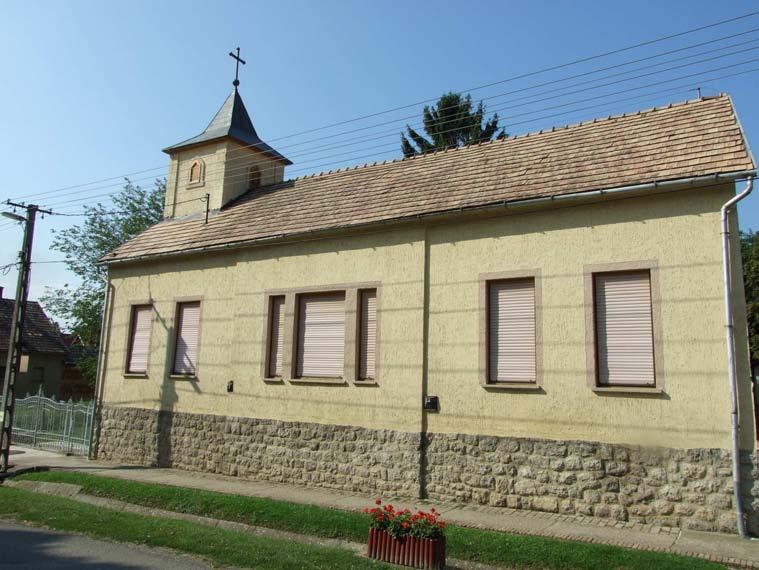 Katolikus templom A betelepített bukovinai székelyek számára lakították ki az 1950-es években a katolikus imaházat, melyhez a
