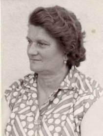 Décsiné Vendégh Etel (1918 1992), okleveles szülésznő. A Semmelweis Orvostudományi Egyetemen szerzett oklevelet. 50 éven át végezte munkáját a csicsói orvosi körzetben.