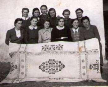 Az 1940-es Háziipari tanfolyam résztvevői. Fentről lefelé és balról jobbra: Bödők Etelka, Kollár Gizella, Bödők Hermina, Szabó Malvin, Szűcs Lenke, kis Fél Mariska.