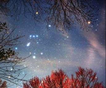 Csillagok, csillagok, szépen ragyogjatok Ha derűs, holdtalan éjjel felnézünk az égre, a világmindenséget látjuk ránk letekinteni, sok milliárd csillagszemével.