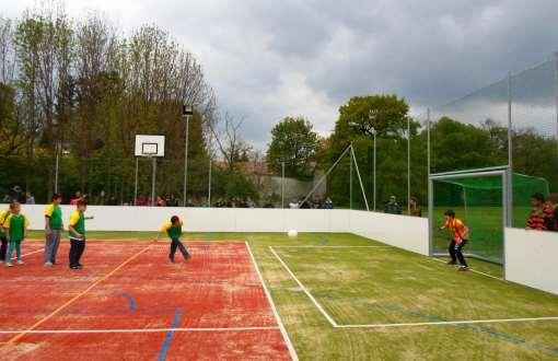 Egyebek között kispályás focit, teniszt, röplabdát, kosárlabdát és streetballt (utcai kosárlabdát) lehet rajta játszani.