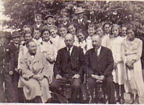 1941 1942, elöl ül: Királyházy Géza tanító, Kúr Géza