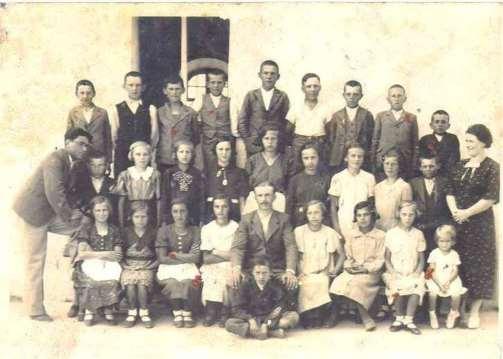 A csicsói református iskola tanítói és tanulói, 1937.