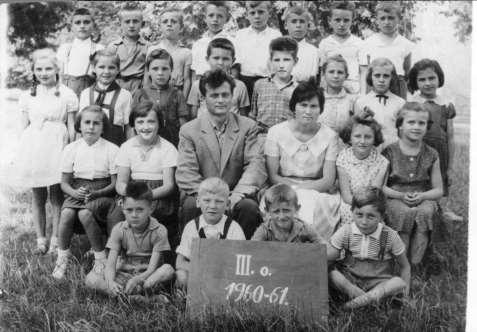 Magyar Nemzeti Iskola 1950/51, 4 5. évfolyam Csicsói Magyar Tannyelvű Alapiskola, 1960/61, 3.o. Alsó sor: balról: Németh Károly, Boros Ferenc, Vendégh László, Károlyi Lajos.