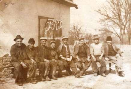 Nyugdíjas EFSZ-i szőlőmunkások, szőlő, 1950-60-as évek. Nagy Elek, Mészáros Kálmán, id. Fél Vince, Benkócziné Magyarics Juliska, id. Nagy Vince vincellér, id. Décsi Sándor, id.