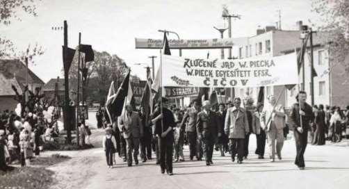 A Wilhelm Pieck egyesített EFSZ menete Nemesócsán az 1970-es évek végén, a május 1-i felvonuláson.