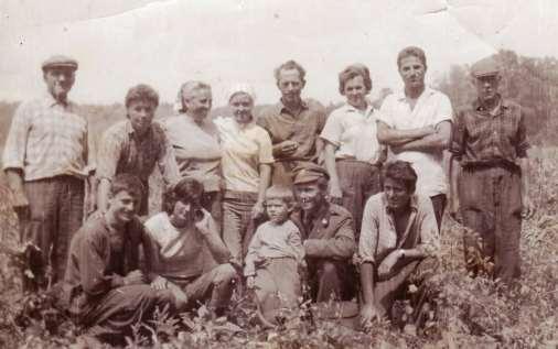 volt). Erdészeti munkások a Remész mellett, 1970: Fél Kálmán, Dudáš Ondrejné Anna, Hladová Vieriková Elena, Nemes Teréz (Csicsayné), id.