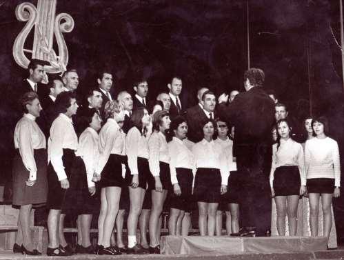 A csicsói énekkar, 1972-73-ban a kultúrház színpadán, a Tavaszi szél vizet áraszt népdalverseny elődöntőjén. Fentről lefelé és balról jobbra: Specziár József (Bandi), id.