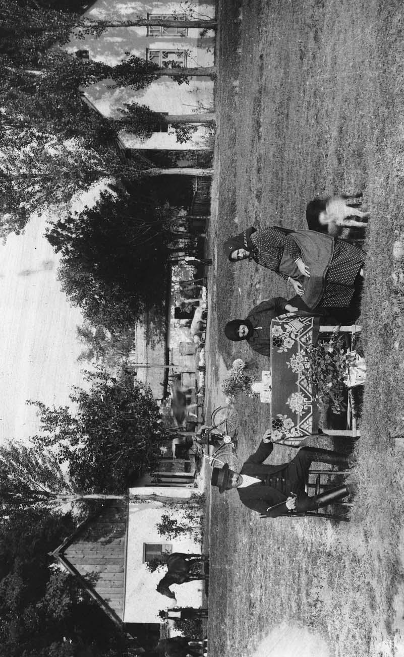 Újhartyáni Képeskönyv 87 88. Schwaldi tanya 1937-ben. Ülnek (balról - jobbra) id.