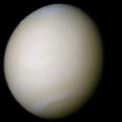 40. A Merkúr és a Vénusz összehasonlítása Merkúr Vénusz 1. Közepes naptávolság 57,9 millió km 108,2 millió km 2. Tömeg 0,055 földtömeg 0,815 földtömeg 3.