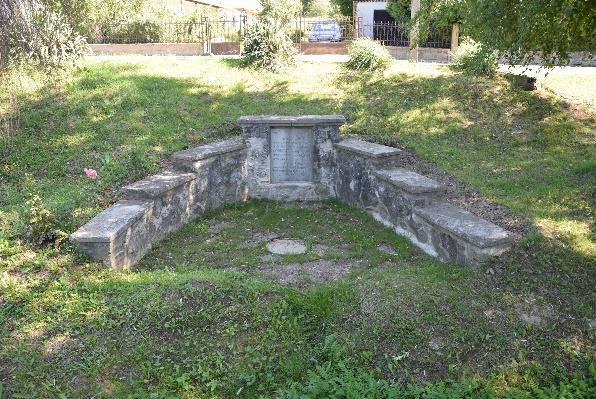 szempontjából nem a klasszikus típus. Az utcát egyik oldalon járda és csatorna szegélyezi, aztán a szilárd burkolatú úttest.