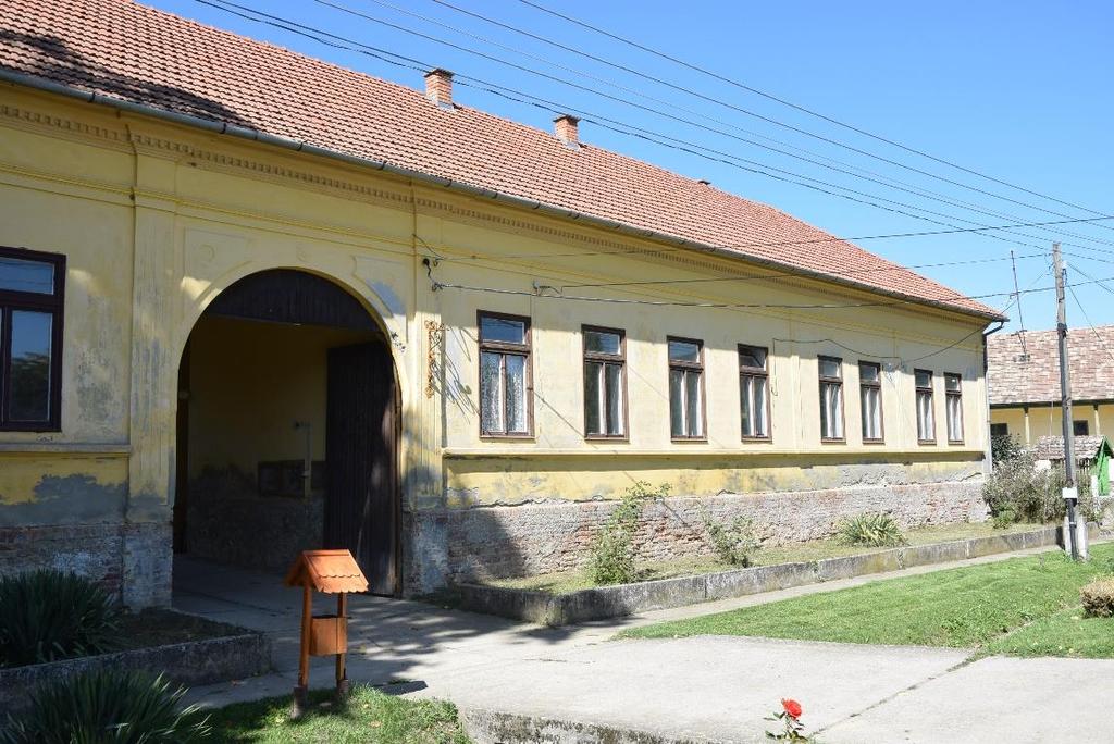 Templom A faluból bárhonnan jól látható a dombon magasodó 18.
