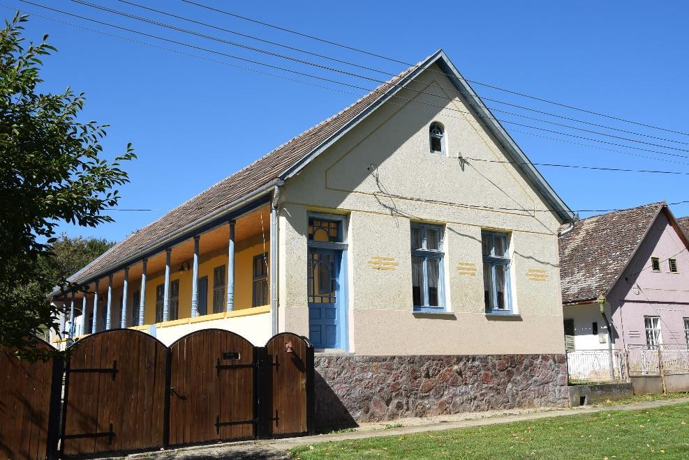 Lakóházak A településen található épített örökség derékhadát a lakóházak alkotják. Több közülük helyi védettség alatt áll, főleg azok, amelyek máig őrzik a falu tradicionális építészeti jellegeit.