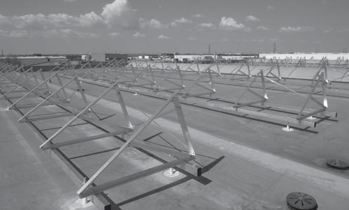 II/2. Napelemek rögzítése sík tetőn A sík tetőn való rögzítésnél a tetőn fel kell állítani a megfelelő dőlésszöget biztosító konstrukciót (PKRS), majd a konstrukcióhoz kell rögzíteni a napelemeket
