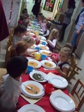 Kiskarácsonyi ünnepség Szakmai nap Az óvodánkba járó gyermekek megajándékozása óvónők műsorával Meghitt hangulat