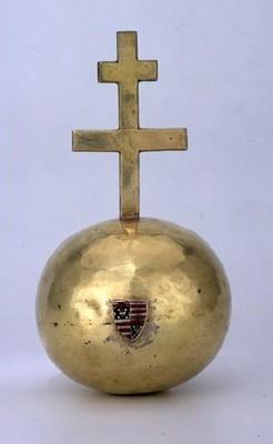 Országalma (latinul: pomum, globus) az uralkodói hatalmi jelkép Éggömb aranyozott ezüst, nem