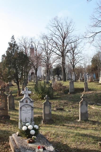 55 Néhány sírkövön