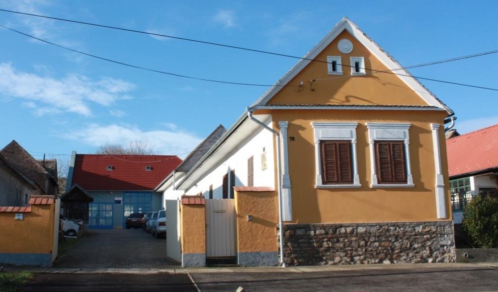 92 Szép, igényes felújítás. Az utcai lábazat eredetileg bizonyára vakolt volt.