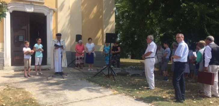 A templom előtt Barotai Endre plébános végezte el a szertartást. Testvéreim!