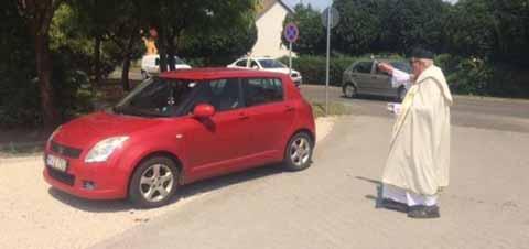 Az autók, motorok tulajdonosai az Autóklubtól matricát, az Egyházközségtől Szent Kristóf képet