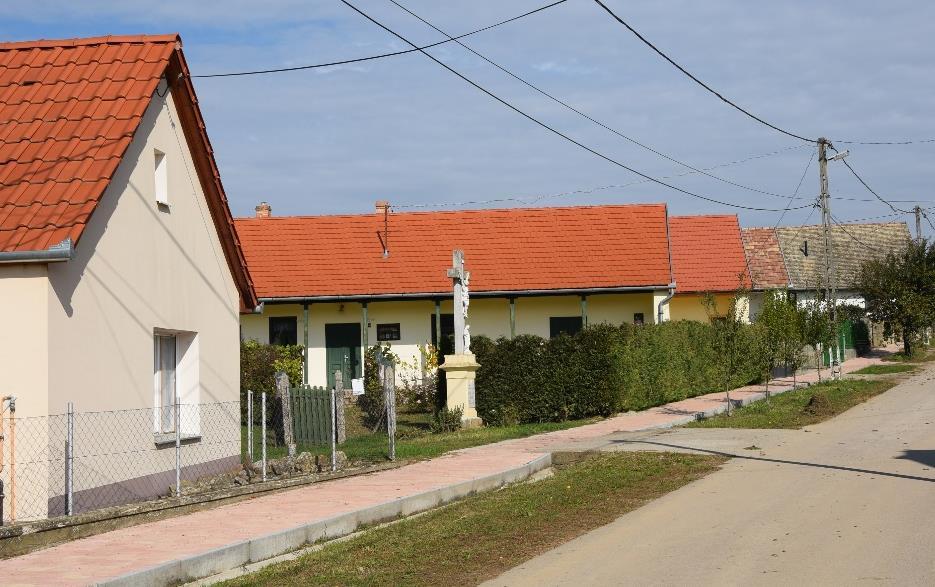 A közel azonos telekszélességnek és az épületek hasonló tömegének és magasságának köszönhetően a házak, ezáltal az utcák ritmusa egyenletes.