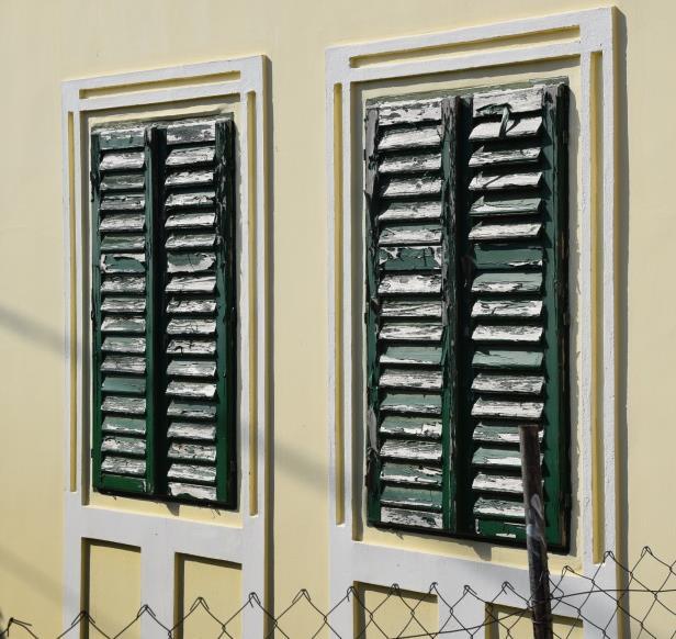 célszerű legalább színükben hasonlatosnak lenni a környező épületekhez.