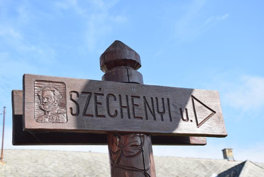 gyakran előforduló faragott szobrokkal.