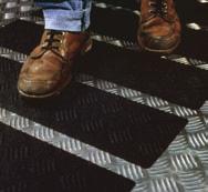 ergonómiai szőnyeg csúszásgátló szőnyeg: speciális, rugalmas vinil szerkezete a folyadékot és kisebb szennyeződéseket átengedve, a vegyszerekkel, zsírral és mosószerrel szemben