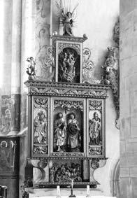 THURZOVCI A ICH HISTORICKÝ VÝZNAM 87 zdobí najpôsobivejšia, ale súčasne vo svojej tematike aj najmenej osobitná plastika Piety.